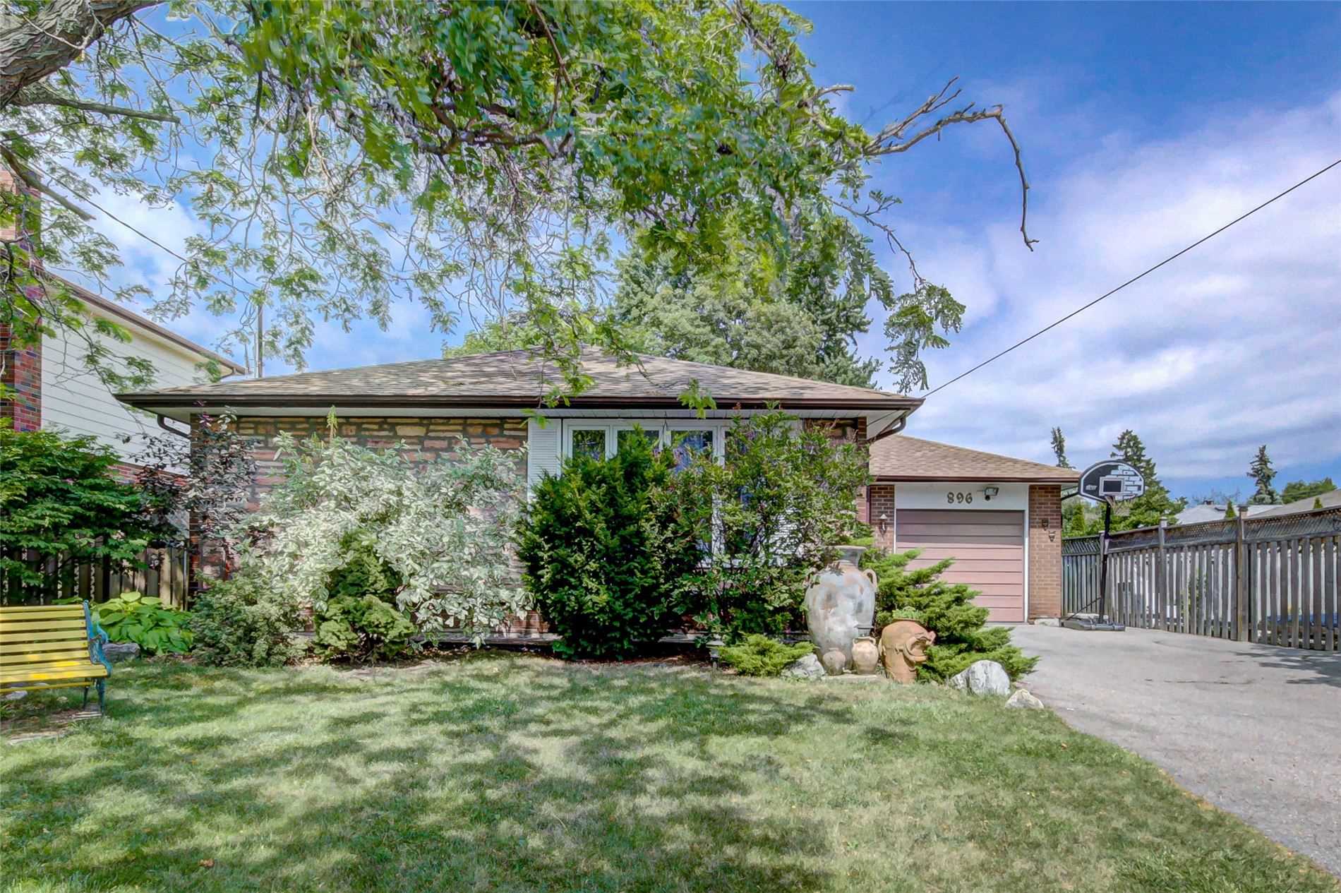 Pickering living room before renovation